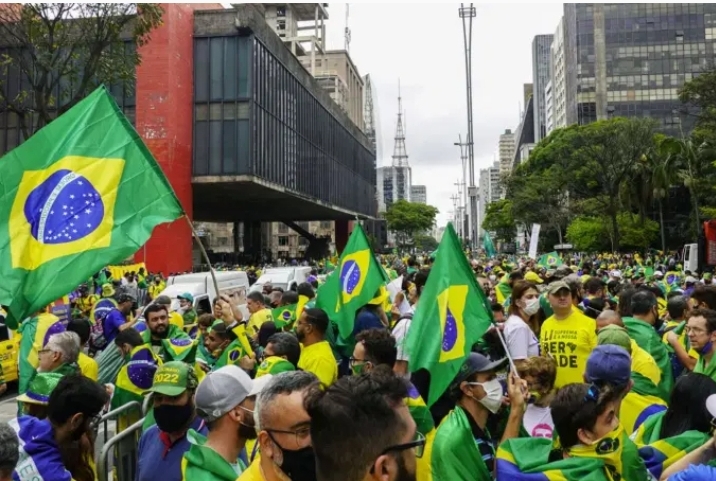 Lei vinda da ditadura proíbe ‘vestir’ a bandeira&nbsp;nacional