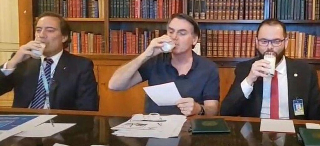 Bolsonaro e apoiador debatem educação baseada em&nbsp;Hitler