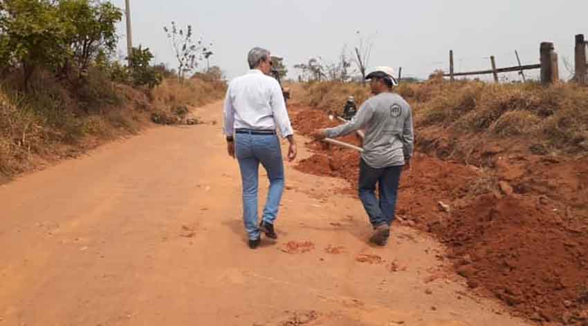 O então prefeito Felipe Naufel (PSDB) em estrada do bairro pôr-do-sol / Foto: JFP Notícias